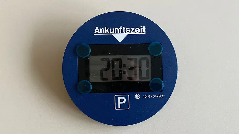Elektronische Parkscheibe Needit Park Lite One, fotografiert von oben.