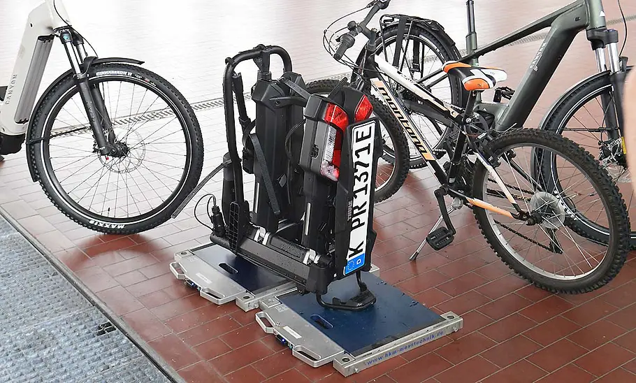 Thule-Fahrradträger für bis zu drei E-Bikes im Test Die Innenaufnahme zeigt den Fahrradträger Thule Easyfold 3, der auf einer Fahrzeugwaage steht.
