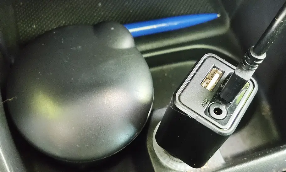 Ladeadapter für den Garmin DriveSmart 66 MT-S, fotografiert in der Mittelkonsole.