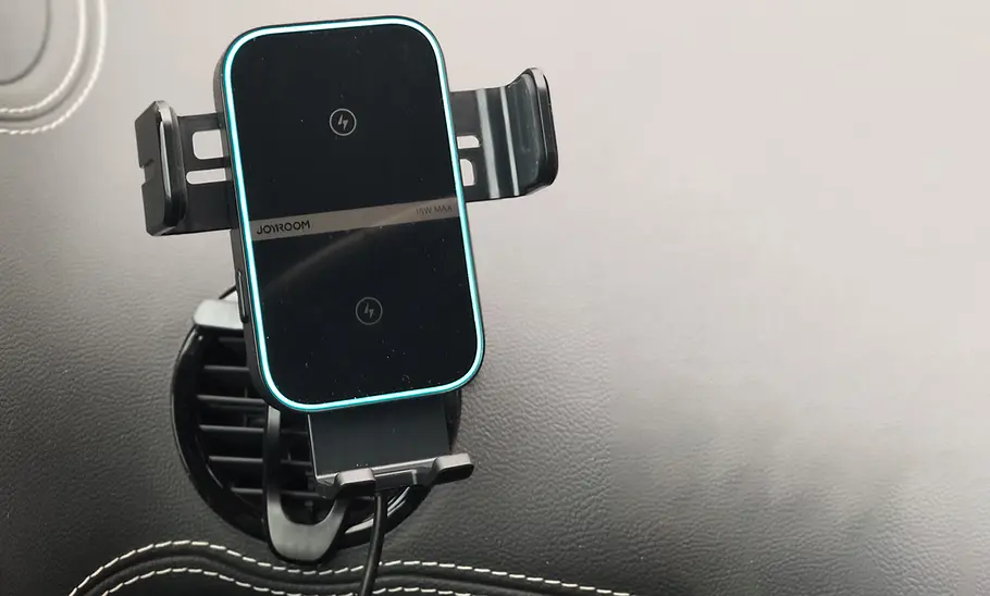 Handyhalterung fürs Auto mit Ladefunktion im Test Der Joyroom Wireless Car Charger Holder am Lüftungsgitter.