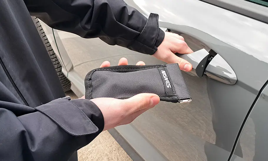 Keyless-Go-Schlüsselschützer im Test Die Keyless-Go-Schutztasche von Nasafes am Testfahrzeug.