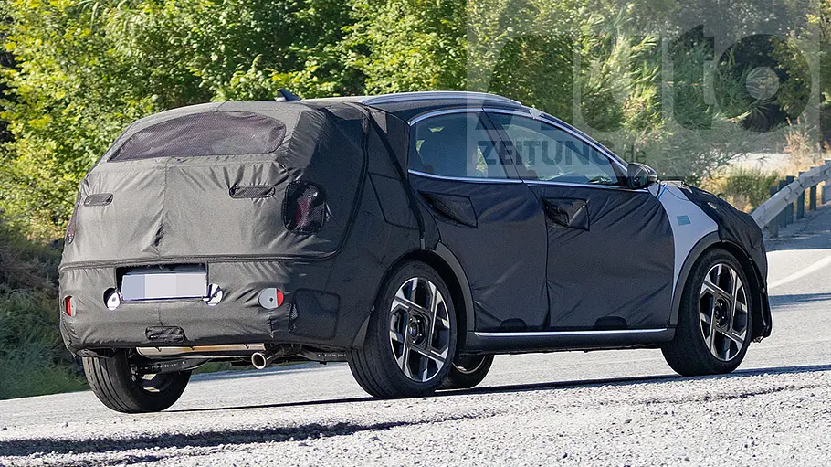 Kia XCeed Der Kia XCeed fährt als Erlkönig auf einer Landstraße, von hinten rechts fotografiert.