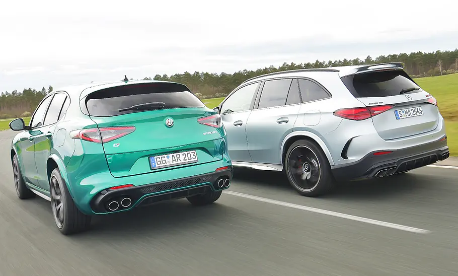Alfa Romeo Stelvio Quadrifoglio Q4/Mercedes-AMG GLC 63 S E Performance; fahrend von hinten links