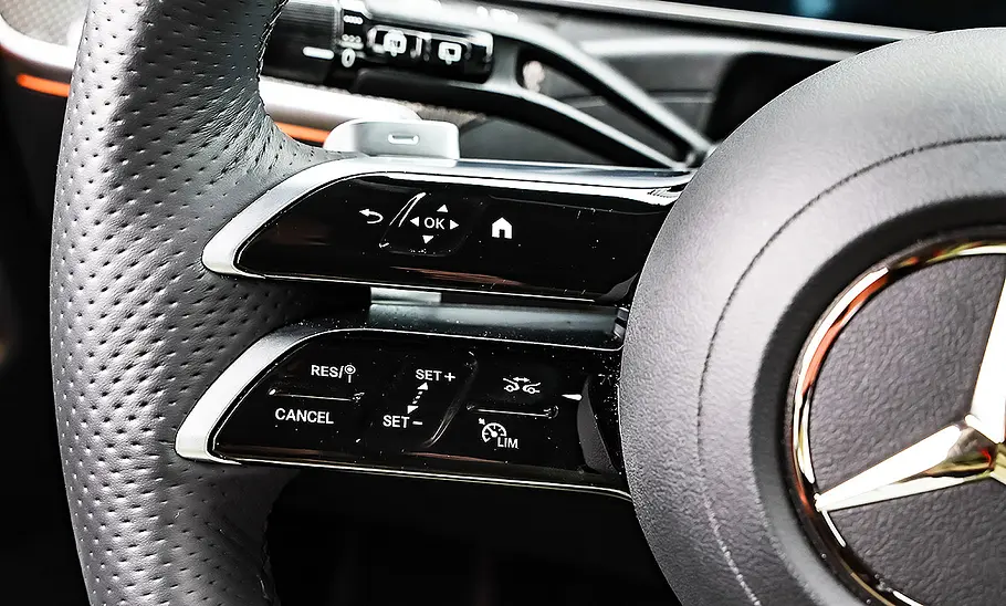 Blick auf die Lenkradtasten im Innenraum des Mercedes C300 T-Modell.