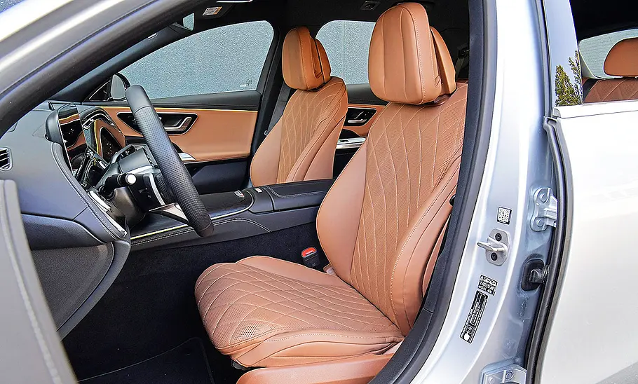 Blick auf die Vordersitze im Innenraum der Mercedes E-Klasse T-Modell.