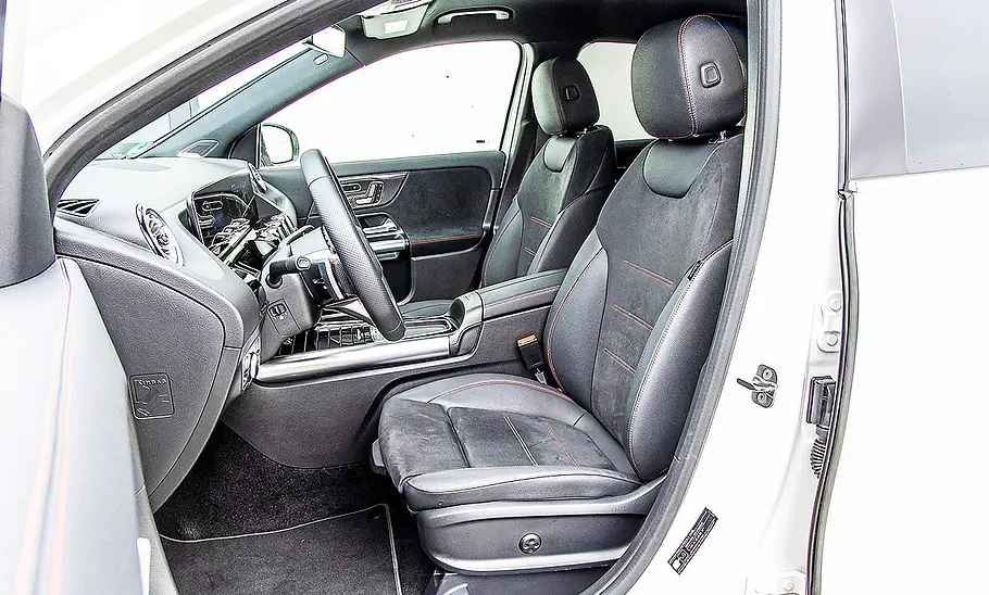 Mercedes GLA Blick auf die Vordersitze im Innenraum des Mercedes GLA.