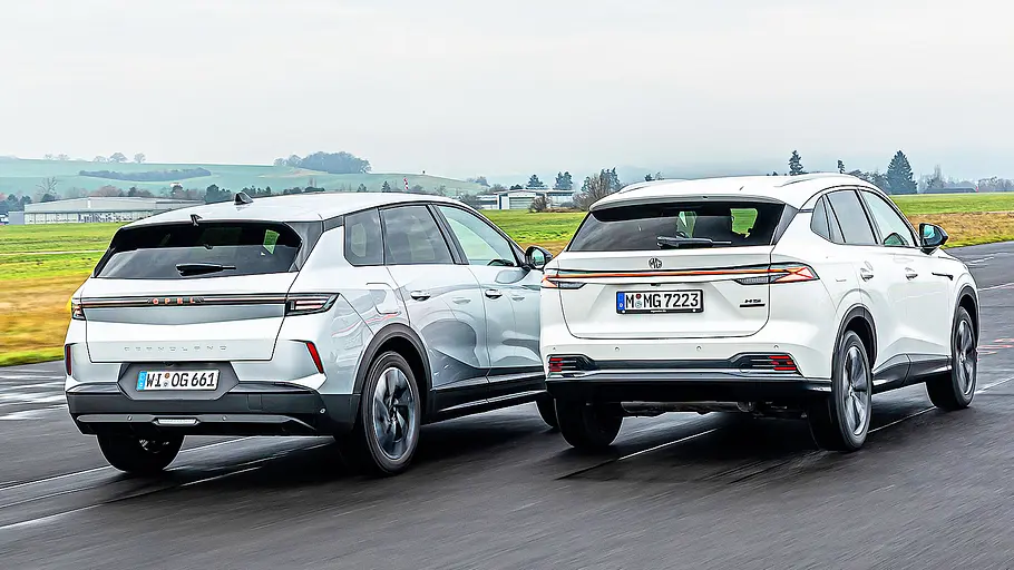 Blick von schräg hinten auf die nebeneinander herfahrenden Kompakt-SUV Opel Grandland.