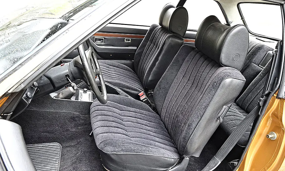 Die Vordersitze des Opel Commodore GS/E Coupé.