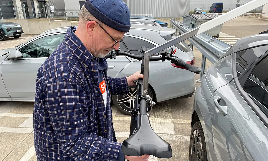 Test-Redakteur beim Fixieren des E-Bikes am Pender Ebikelifter.