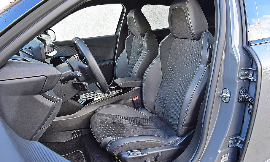 Blick auf die Vordersitze im Innenraum des Peugeot E-2008.