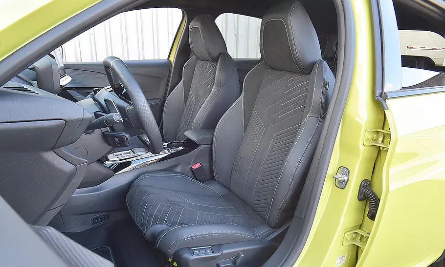 Die vorderen Sitze des Peugeot 208 Hybrid.