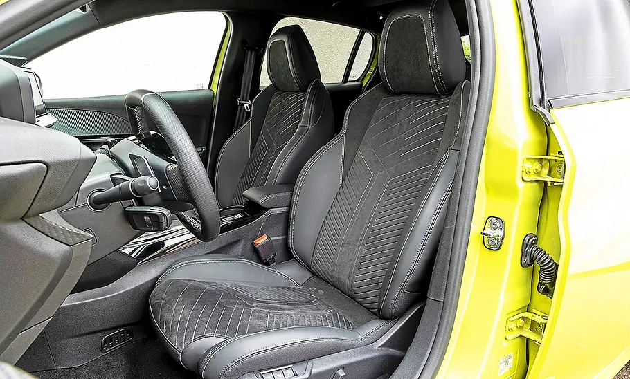 Blick auf die Vordersitze im Innenraum des Peugeot 208.
