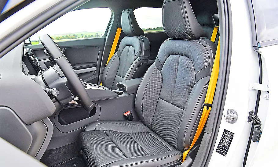 Blick auf die Vordersitze im Innenraum des Polestar 2.