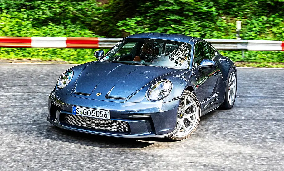 Porsche 911 S/T Porsche 911 S/T auf asphaltierter Straße stehend, Ansicht von vorne links