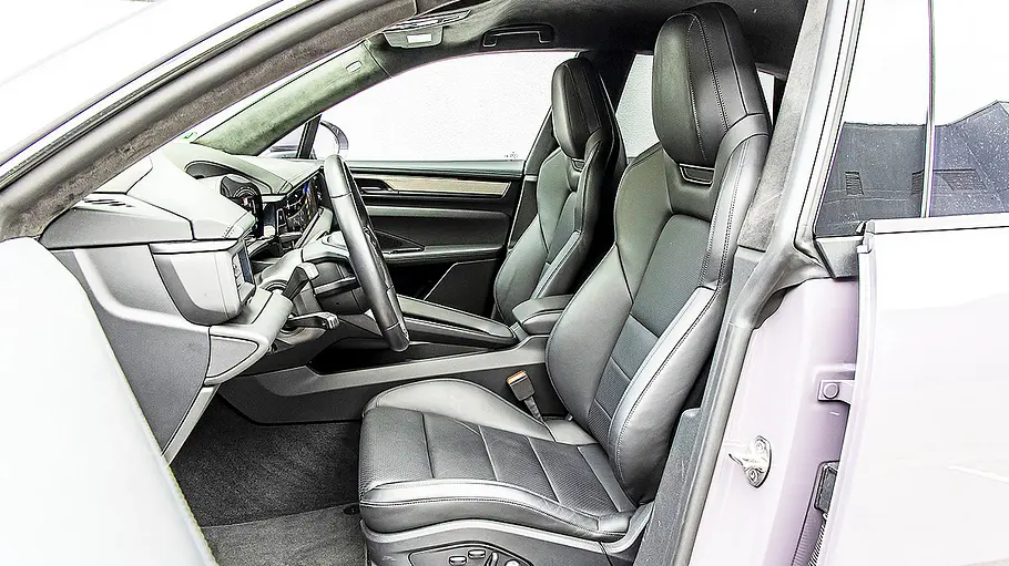 Porsche Macan Blick auf die Vordersitze im Innenraum des Porsche Macan.