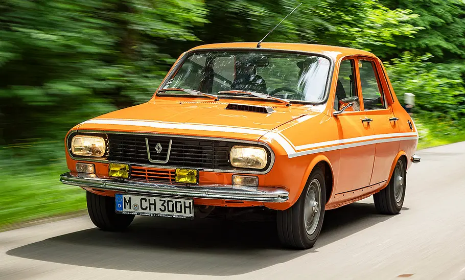 Blick von schräg vorne auf den fahrenden Renault 12 Gordini.
