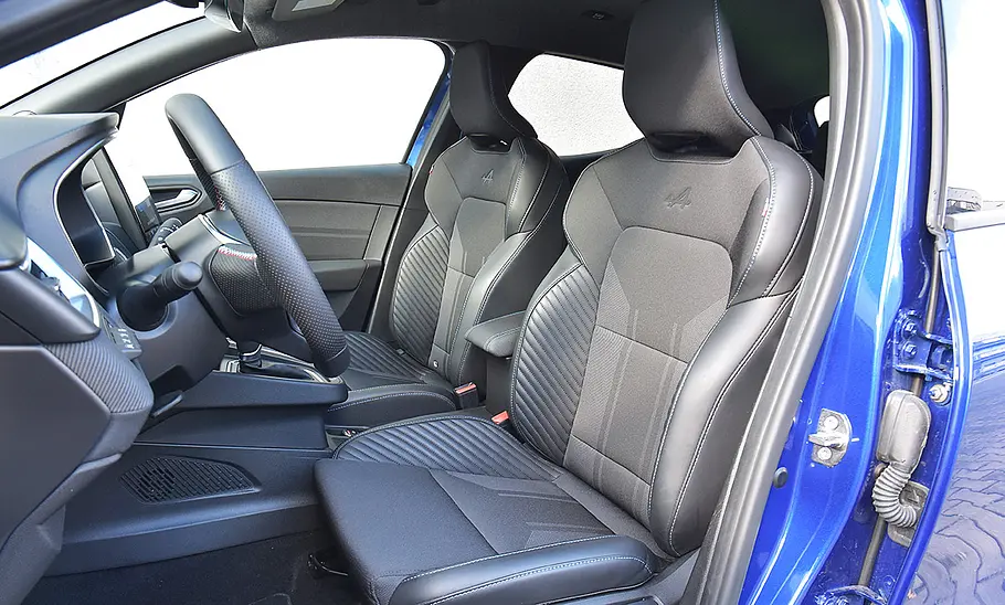 Die vorderen Sitze des Renault Clio, durch die geöffnete Fahrertür fotografiert.