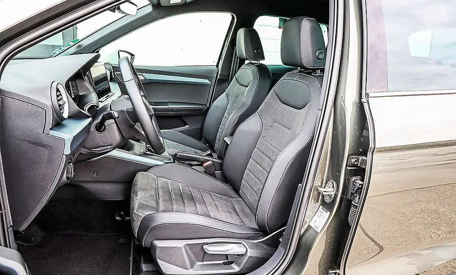 Seat Arona Blick auf die Vordersitze des Seat Arona.