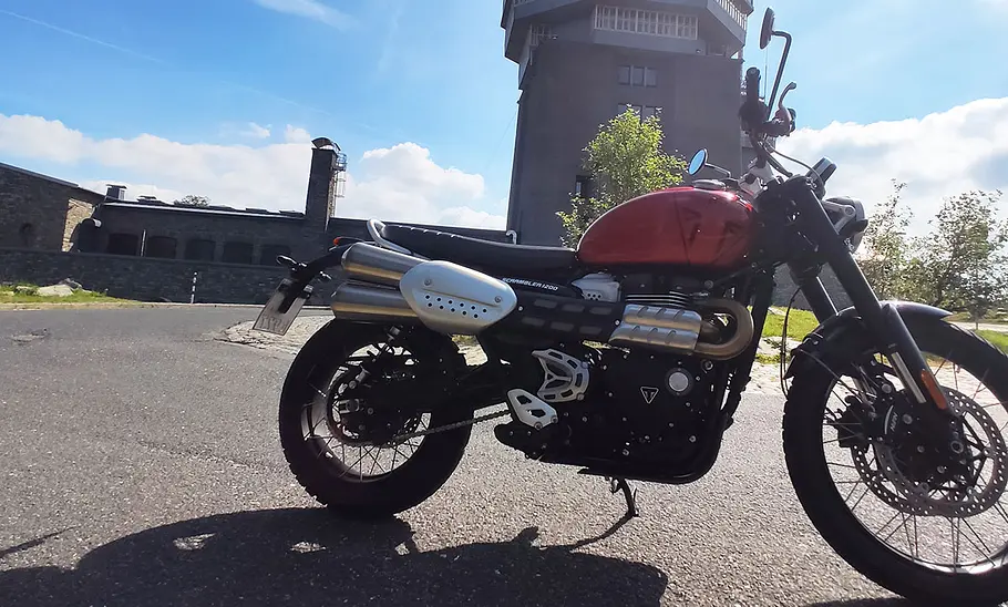 Triumph Scrambler 1200 X auf dem großen Feldberg im Taunus.