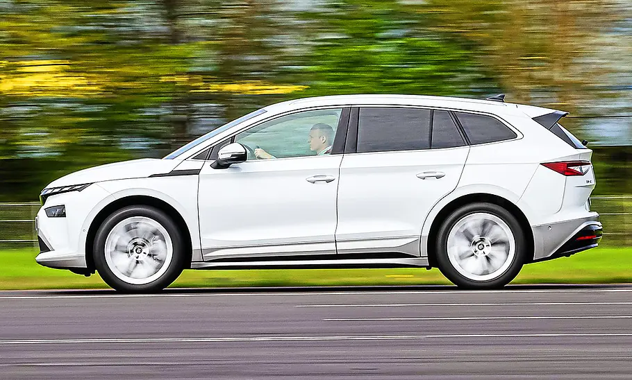 Skoda Enyaq Blick von der Seite auf den fahrenden Skoda Enyaq.