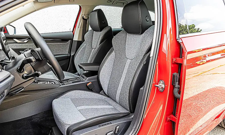 Blick auf die Vordersitze im Innenraum des Skoda Octavia Combi.
