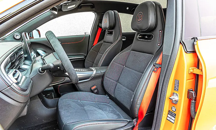 Blick auf die Vordersitze im Innenraum des Smart #3 Brabus.
