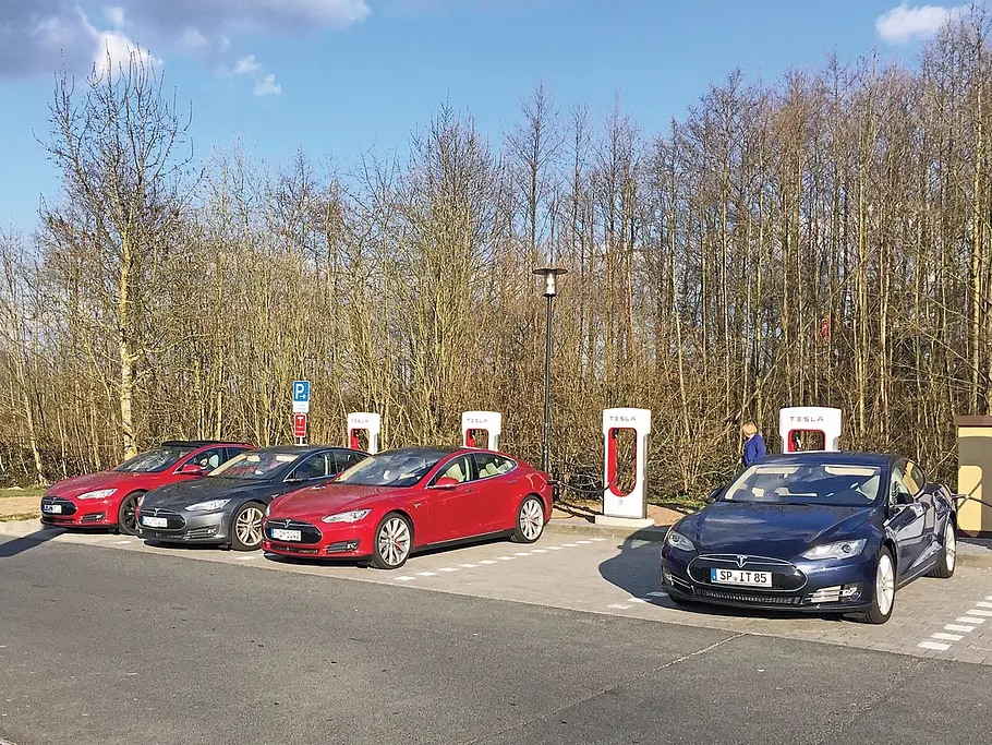 Tesla Model S P85D Sportler Elektroauto Fließheck-Limousine Vergleichstest