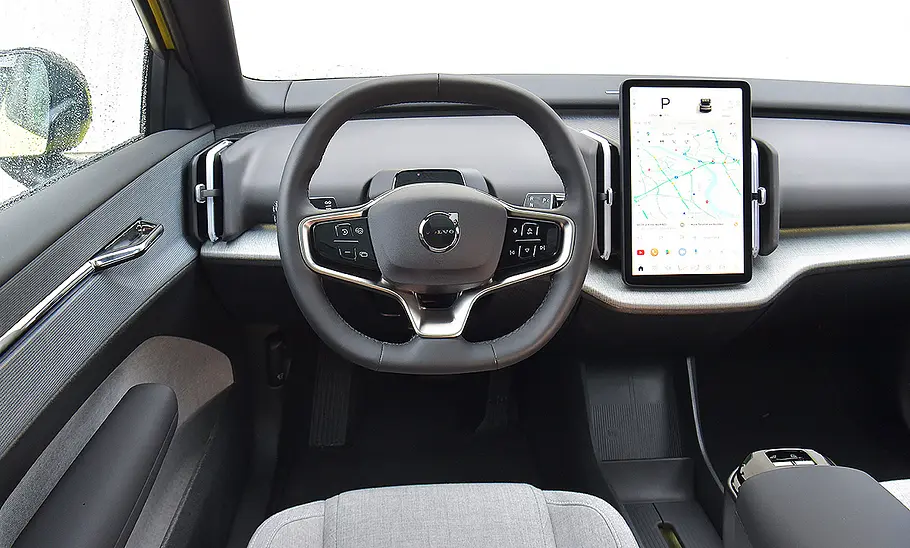 Blick auf die Armaturen im Innenraum des Volvo EX30.