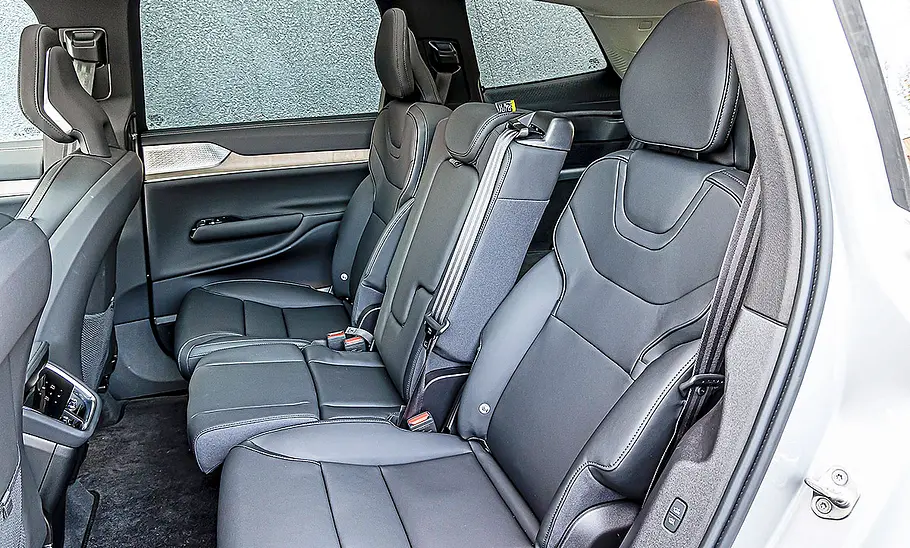 Blick auf die Fondsitze im Innenraum des Volvo EX90.