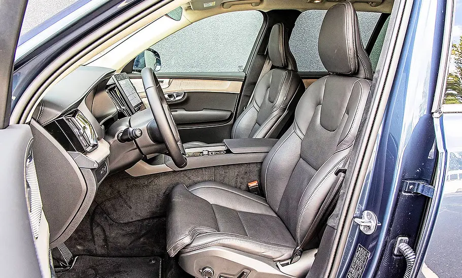 Volvo XC90 Blick auf die Vordersitze im Innenraum des Volvo XC90.