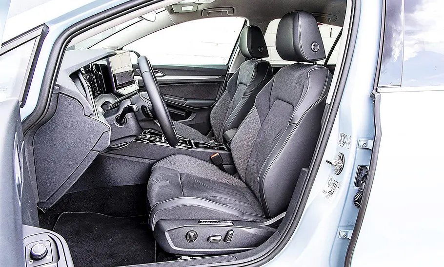 Blick auf die Vordersitze im Innenraum des VW Golf.