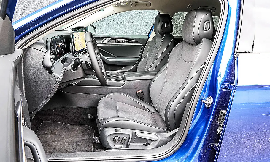 Blick auf die Vordersitze im Innenraum des VW Passat 1.5 eHybrid.