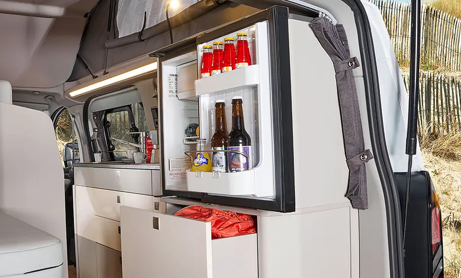 Geöffneter und gefüllter Kühlschrank im Westfalia Kelsey (2025).