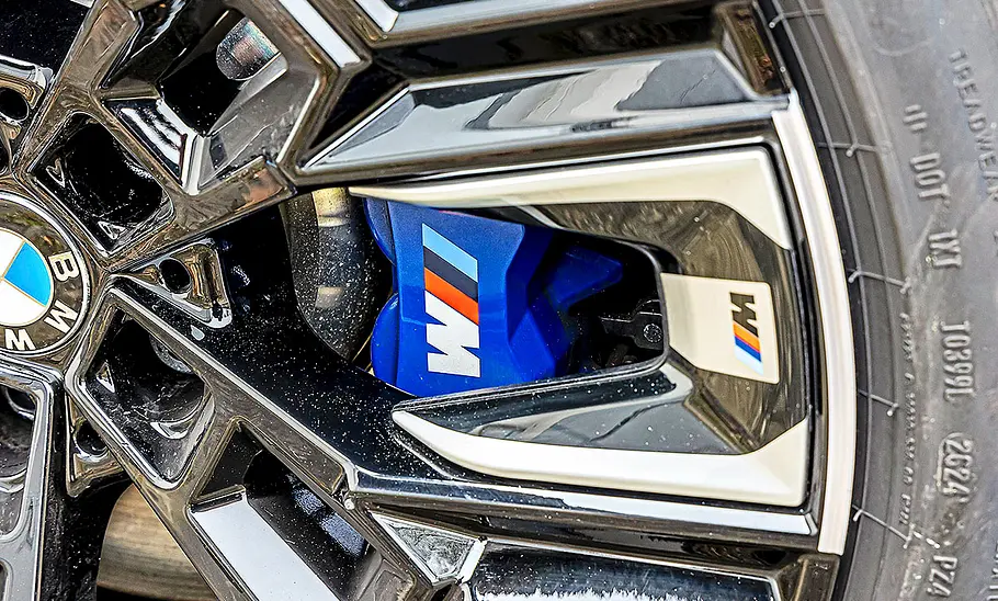 Blick auf die Bremsanlage des BMW 5er Touring.