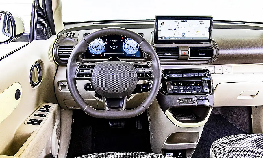 Blick auf die Armaturen im Innenraum des Hyundai Inster.