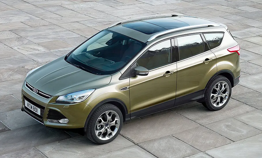 Ford Kuga (2013) Der Ford Kuga (2013), obersichtig von vorne links fotografiert.