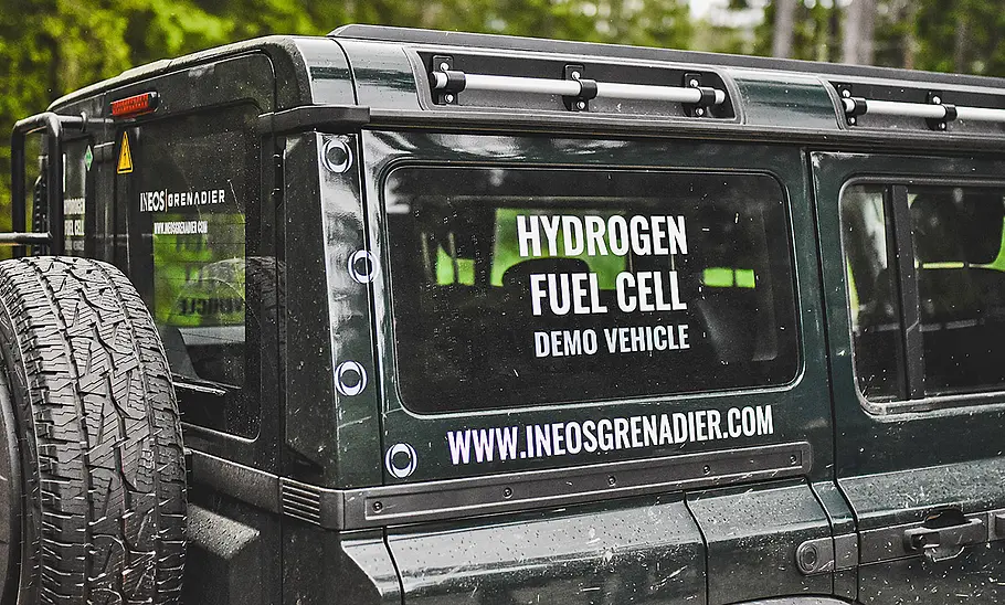 Ineos Grenadier Wasserstoff-Studie (2023) Der Ineos Grenadier Wasserstoff-Studie (2023); zu sehen mit einem Bildausschnitt des hinteren Seitenfensters.