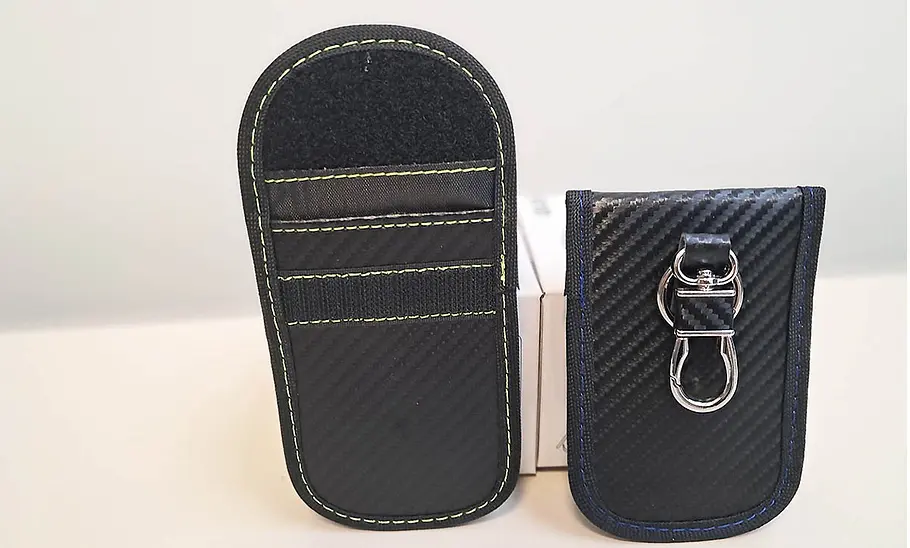 Keyless-Go-Schlüsselschützer im Test Der Coorattyes Keyless-Go-Schutz am Testfahrzeug.