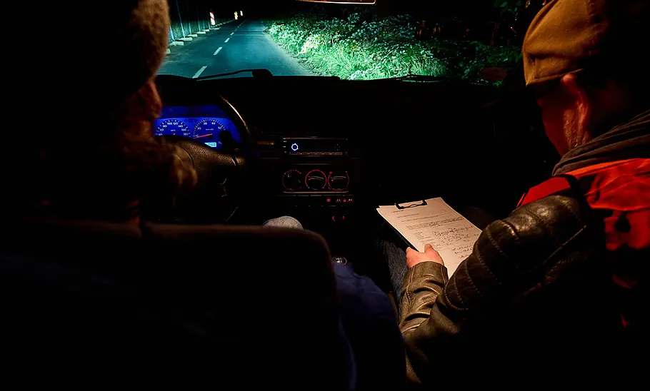 LED zum Nachrüsten im Test Zwei Tester beim Testen von LED-Leuchten zum Nachrüsten, nachts fotografiert auf einer Landstraße.