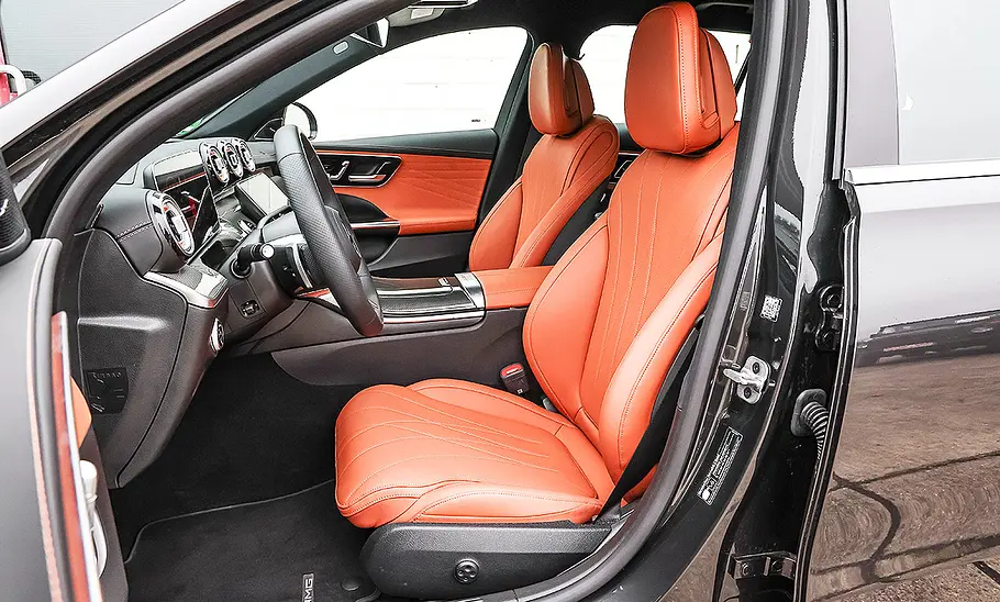 Blick auf die Vordersitze im Innenraum des Mercedes C300 T-Modell.