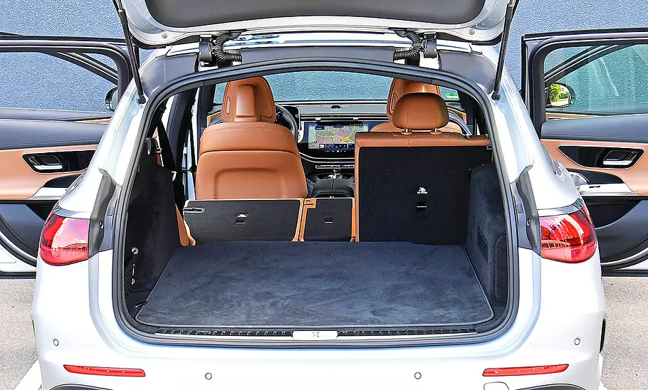 Blick in den Kofferraum der Mercedes E-Klasse T-Modell.