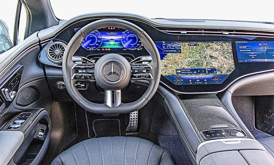Blick auf die Armaturen im Innenraum des Mercedes EQS.