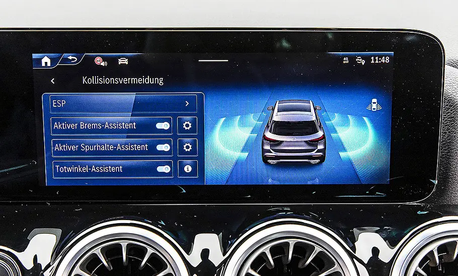Mercedes GLA Blick auf den Zentralbildschirm im Innenraum des Mercedes GLA.