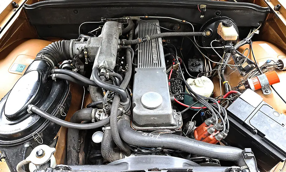 Der Motor des Opel Commodore GS/E Coupé.