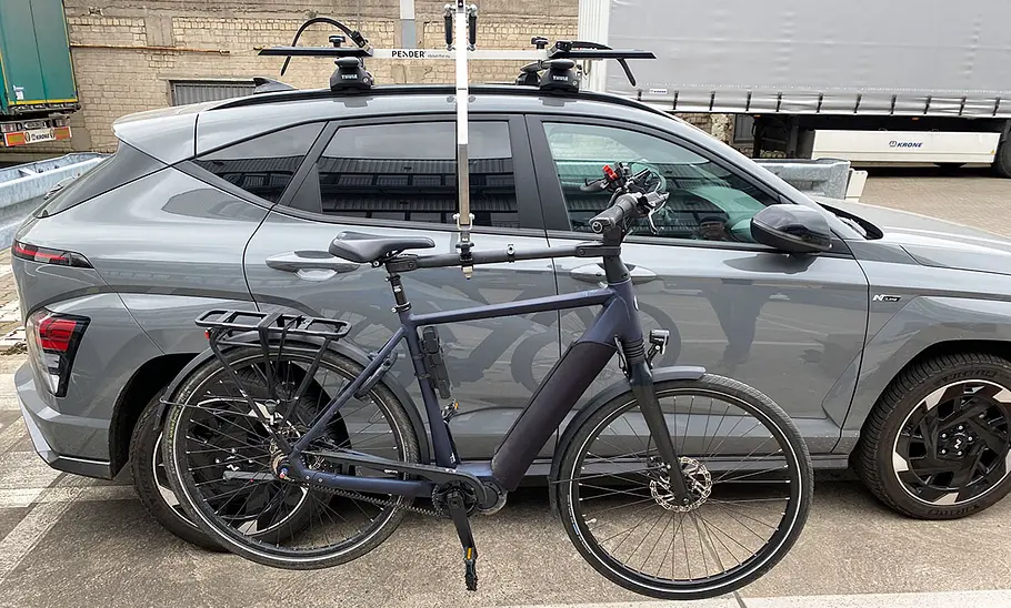 E-Bike parallel zum Auto vor dem Liften mit dem Pender Ebikelifter.