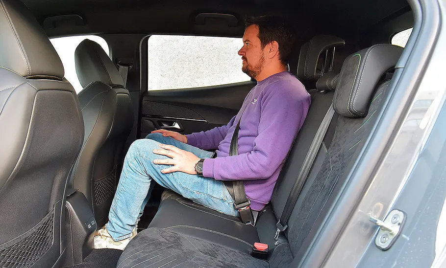 Blick auf die Rücksitze im Fond des Peugeot E-2008.