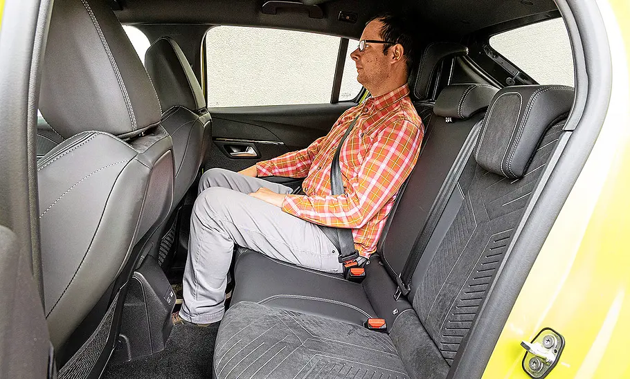 Blick auf die Fondsitze im Innenraum des Peugeot 208.