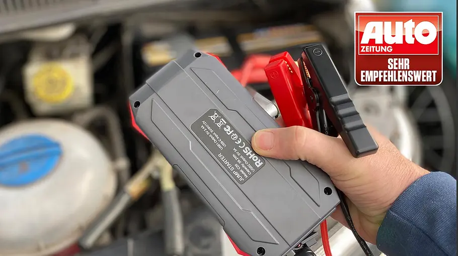 Die Povasee 4000A UltraSafe-Starthilfe im Test Die Povasee 4000A UltraSafe-Starthilfe in der Hand eines Testers.