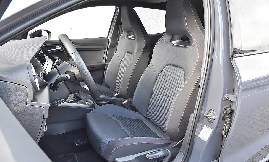 Die vorderen Sitze des Seat Ibiza, durch die geöffnete Fahrertür fotografiert.