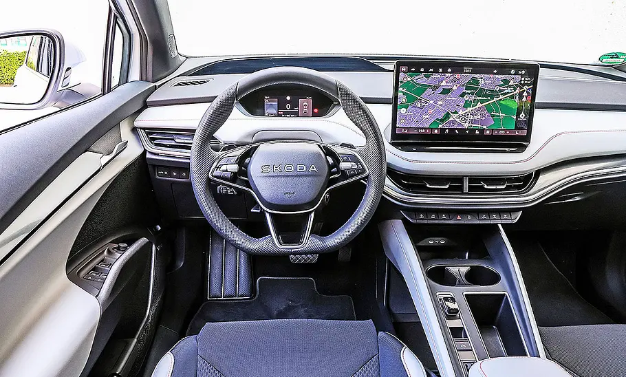 Skoda Enyaq Blick auf die Armaturen im Innenraum des Skoda Enyaq.